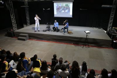Pograma Égua do papo reto encerra último dia de apresentação com muita música e poesia