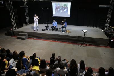 Pograma Égua do papo reto encerra último dia de apresentação com muita música e poesia