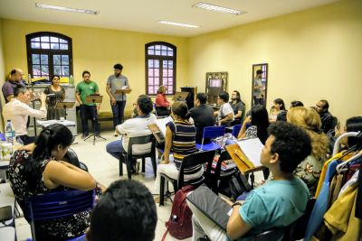 Cantores apresentam cenas de ópera como resultado de curso