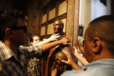 Pessoas com deficiência visitam igreja de Santo Alexandre