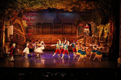 Balé Coppélia permite encontro de gerações na plateia do Theatro da Paz