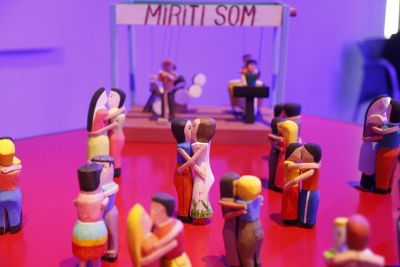 Exposição na Galeria Fidanza traz a memória afetiva do Círio por meio de um arraial em miriti