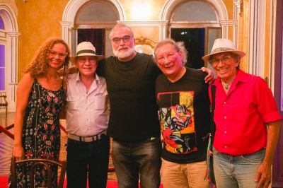 Primeira edição do "Sarau Chuva de Poesia" reúne poetas no Theatro da Paz