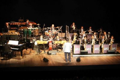 Amazônia Jazz Band apresenta concerto dançante em clima de verão