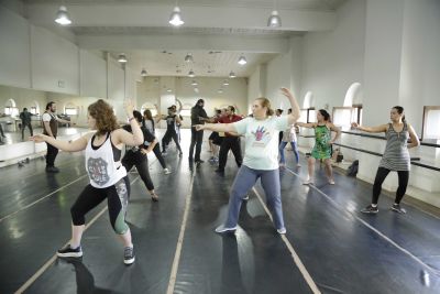 Cantores líricos recebem oficina de esgrima artística para o Festival de Ópera