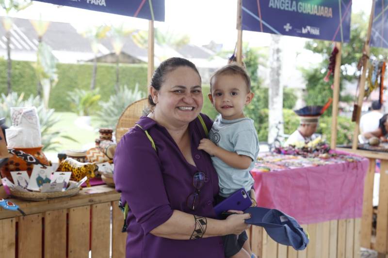 A visitante Juliana Barroso na feira criativa.