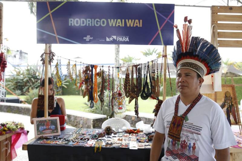 Rodrigo Nascimento, artesão da etnia indígena Wai Wai.